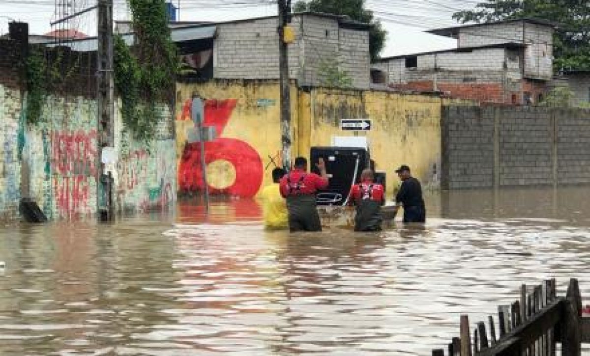 Guayas enfrenta inundaciones por fuertes lluvias: Santa Lucía declara emergencia