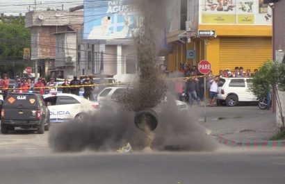 Una de las granadas lanzada una casa y que la Policía detonó sin que haya heridos. 