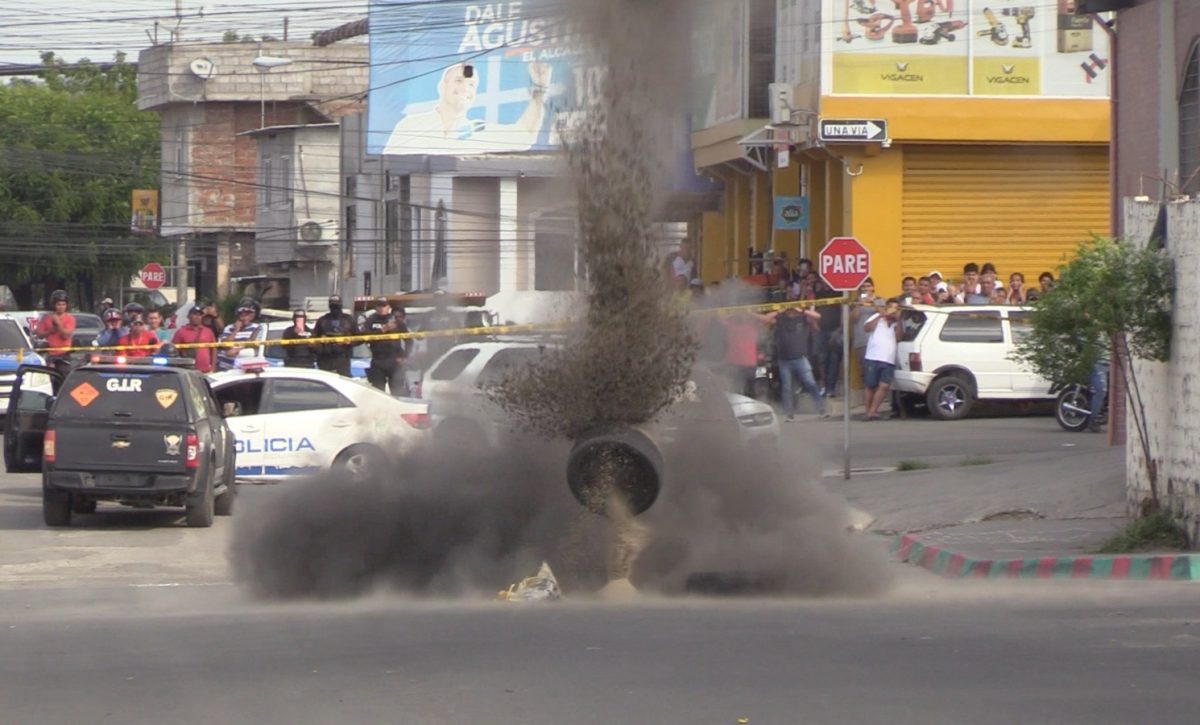 Una de las granadas lanzada una casa y que la Policía detonó sin que haya heridos. 