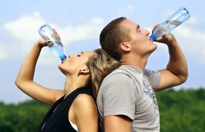 Expertos aseguran que consumir agua previene enfermedades