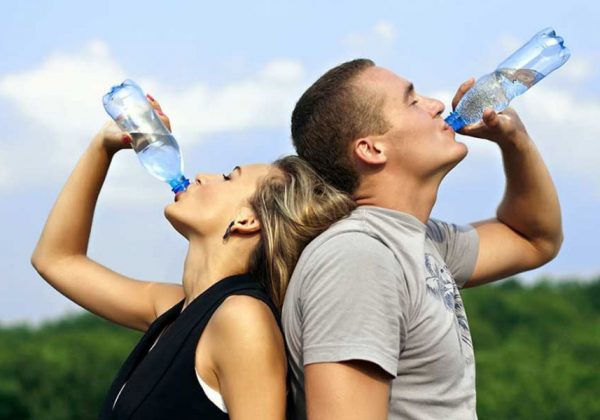 Expertos aseguran que consumir agua previene enfermedades