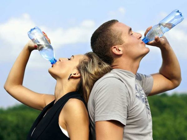 Expertos aseguran que consumir agua previene enfermedades