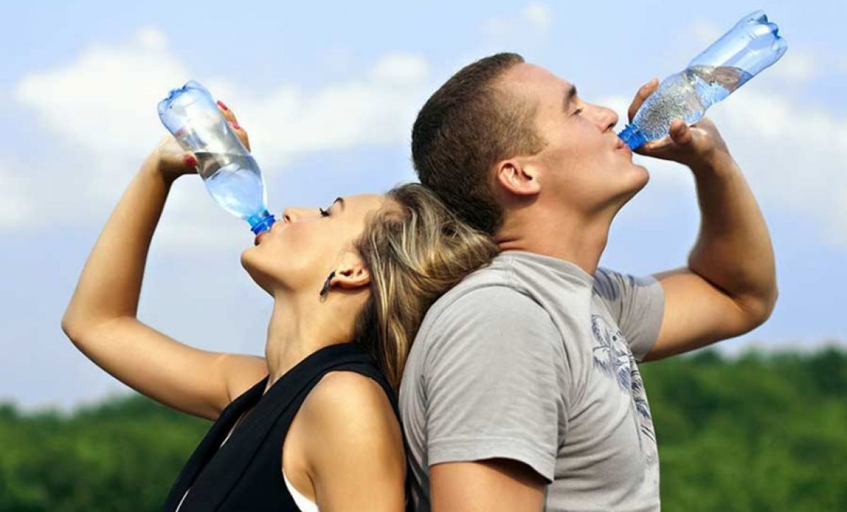 Expertos aseguran que consumir agua previene enfermedades