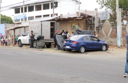 Sicarios siguieron a un hombre que manejaba un auto y lo asesinaron.
