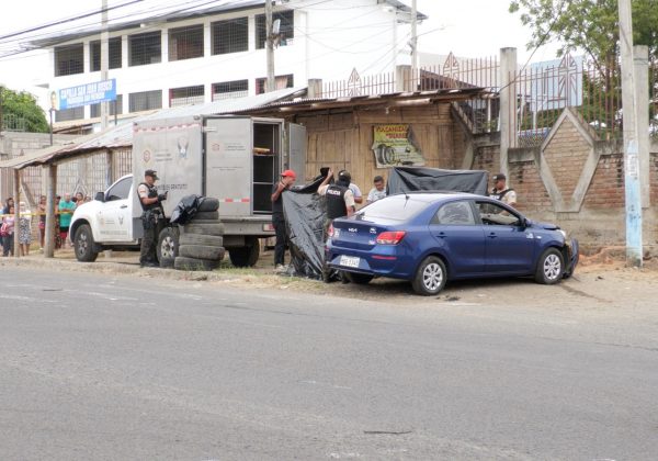 Sicarios siguieron a un hombre que manejaba un auto y lo asesinaron.
