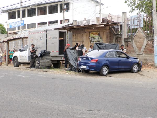 Sicarios siguieron a un hombre que manejaba un auto y lo asesinaron.