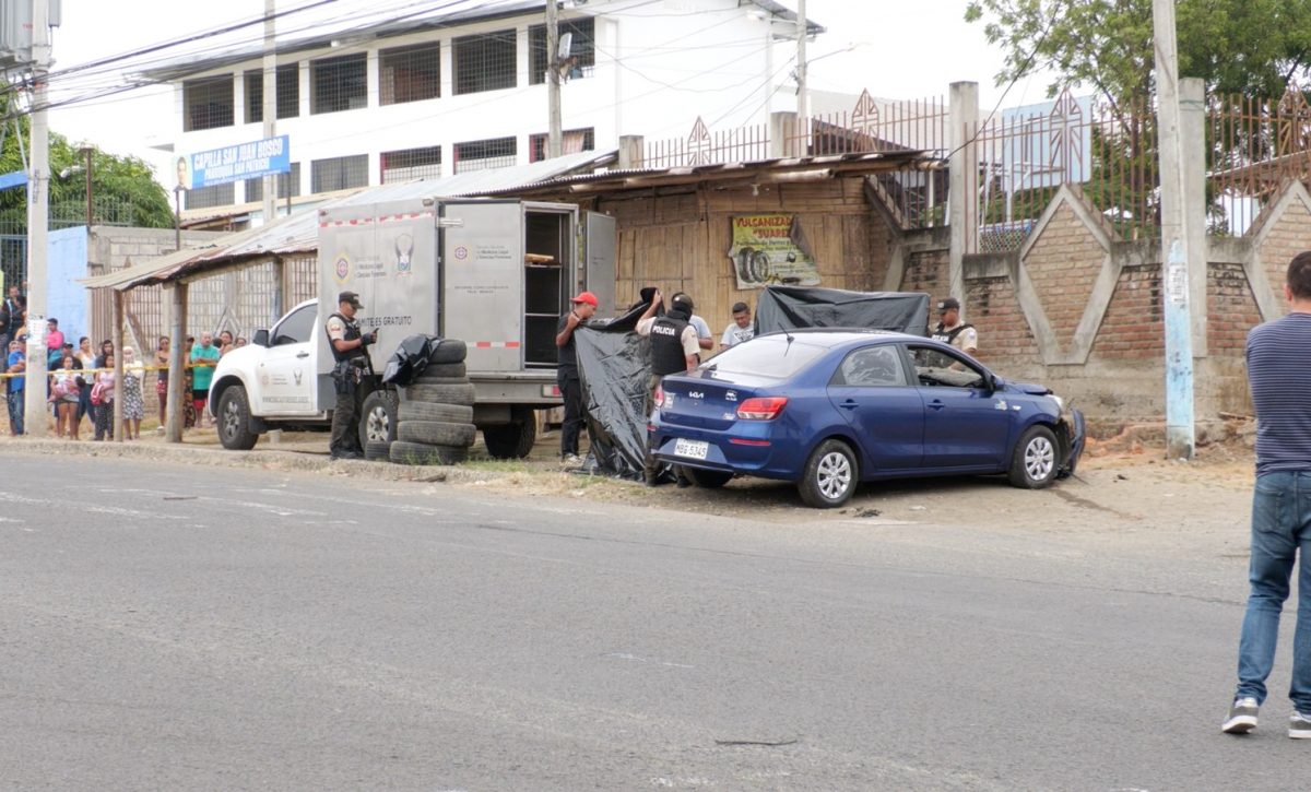 Sicarios siguieron a un hombre que manejaba un auto y lo asesinaron.