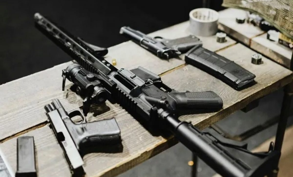 A los detenidos les decomisaron armas y son acusados de tráfico de drogas.