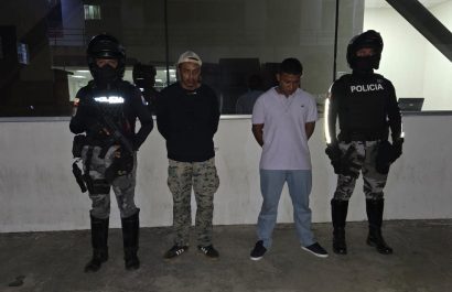 Dos hombres fueron detenidos y acusados de cometer un robo en un bus de transporte urbano.