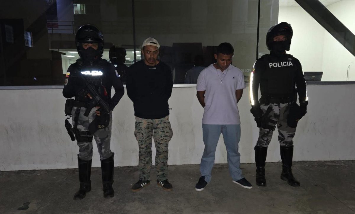 Dos hombres fueron detenidos y acusados de cometer un robo en un bus de transporte urbano.