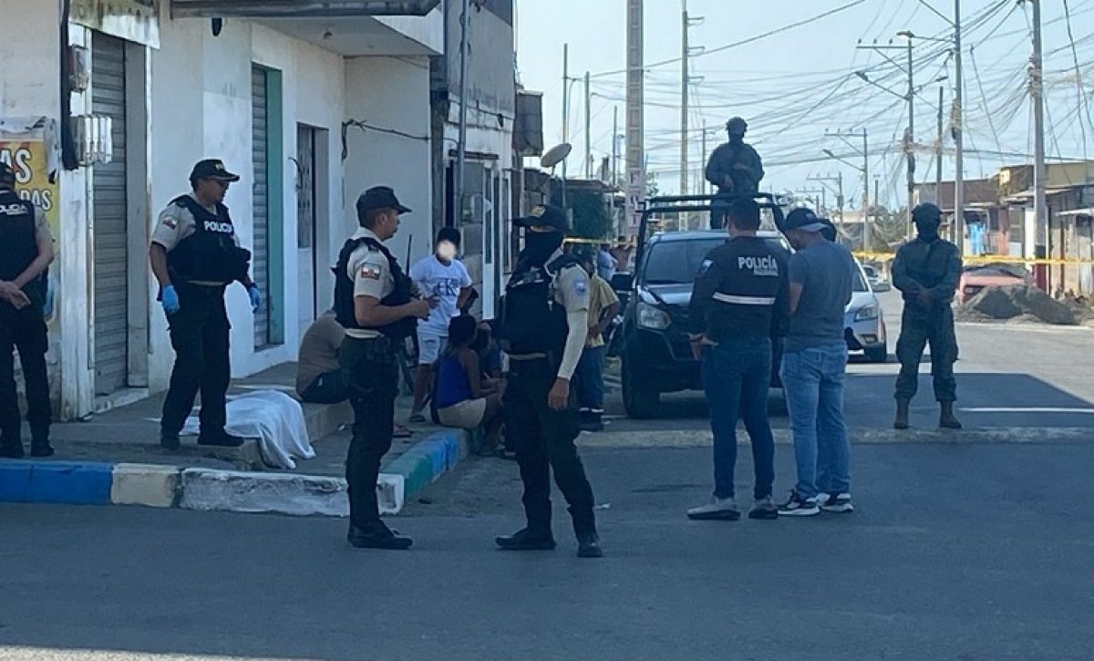 A Alexander Rodríguez, de 25 años, lo atacaron a balazos la tarde de este sábado 13 de septiembre mientras estaba en una tienda en la parroquia Leonidas Proaño