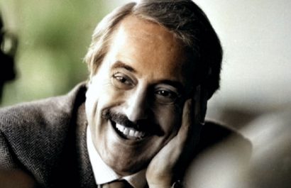A Giovanni Falcone, destacado fiscal italiano y símbolo de la lucha antimafia, lo asesinaron el 23 de mayo de 1992 por la Cosa Nostra, en Italia.