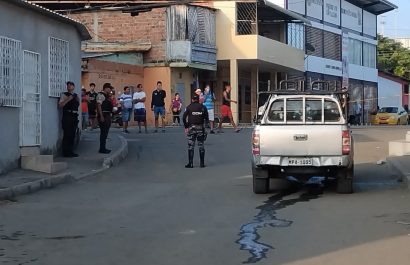 A Mauricio González, ingeniero de profesión, lo asesinaron frente al centro de salud Río Manta, en el barrio Miraflores, en Manta.