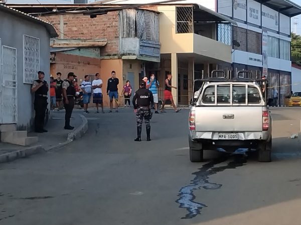 A Mauricio González, ingeniero de profesión, lo asesinaron frente al centro de salud Río Manta, en el barrio Miraflores, en Manta.