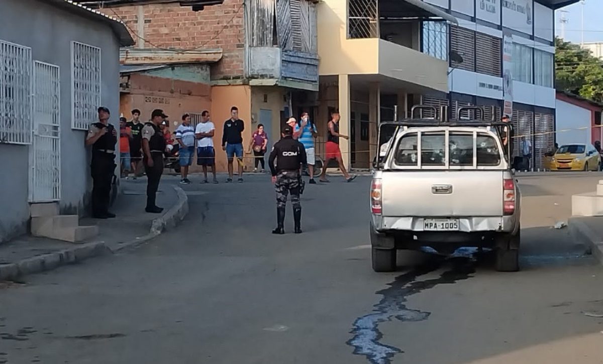 A Mauricio González, ingeniero de profesión, lo asesinaron frente al centro de salud Río Manta, en el barrio Miraflores, en Manta.