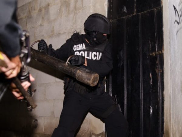 A dos hombres, identificados como Jonathan Washington O. y Jordy Javier Ch., los detuvieron en flagrancia en el sur de Quito.