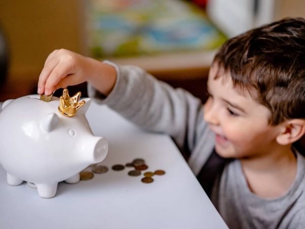 A los niños se les debe enseñar el valor del dinero desde edades tempranas.
