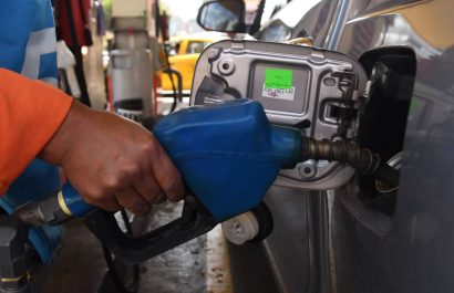 A partir de las 00h00 de este sábado 12 de abril, el precio por galón de las gasolinas Extra y Ecopaís disminuirá a 2,49 dólares.