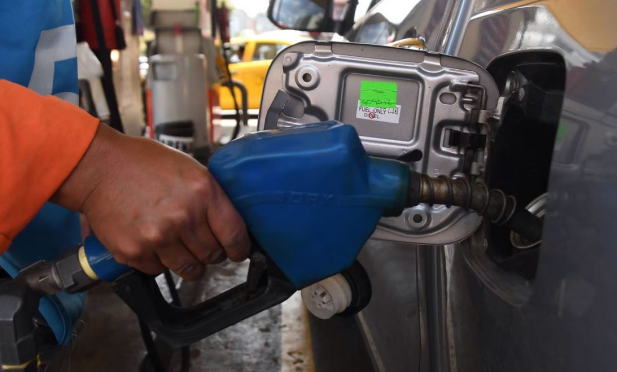 A partir de las 00h00 de este sábado 12 de abril, el precio por galón de las gasolinas Extra y Ecopaís disminuirá a 2,49 dólares.