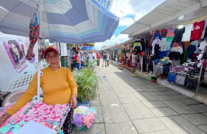 A sus 81 años, Blanca sigue trabajando en la calle 3 de Julio, en Santo Domingo