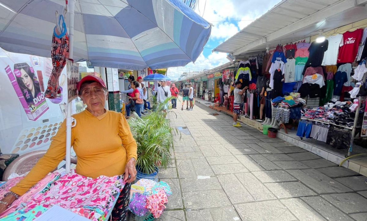 A sus 81 años, Blanca sigue trabajando en la calle 3 de Julio, en Santo Domingo