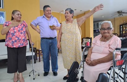 A sus 97 años, María Esperanza Corrales sostiene un legado de fritadas en Santo Domingo