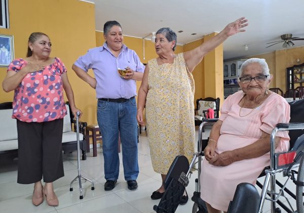 A sus 97 años, María Esperanza Corrales sostiene un legado de fritadas en Santo Domingo