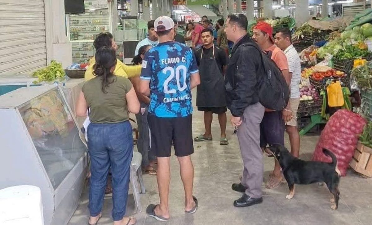 A un comerciante conocido como “El Gordo Santana” lo asesinaron la mañana de este martes 16 de septiembre en un ataque armado en el mercado de la parroquia Calderón, en Portoviejo.