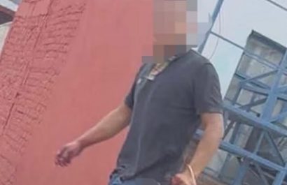 A un hombre, identificado como “Mole”, lo detuvieron en Coatepec, Veracruz, tras ser captado caminando con una cabeza humana en una bolsa.
