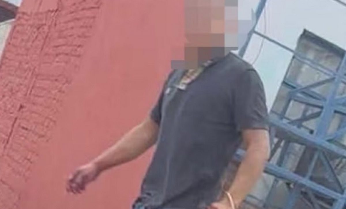 A un hombre, identificado como “Mole”, lo detuvieron en Coatepec, Veracruz, tras ser captado caminando con una cabeza humana en una bolsa.