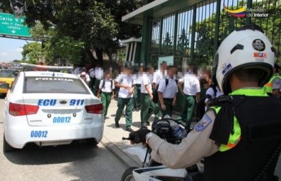 A un menor, de 15 años, lo detuvieron en Portoviejo, Manabí, tras ser encontrado con un arma de fuego tipo cartuchera en su mochila.
