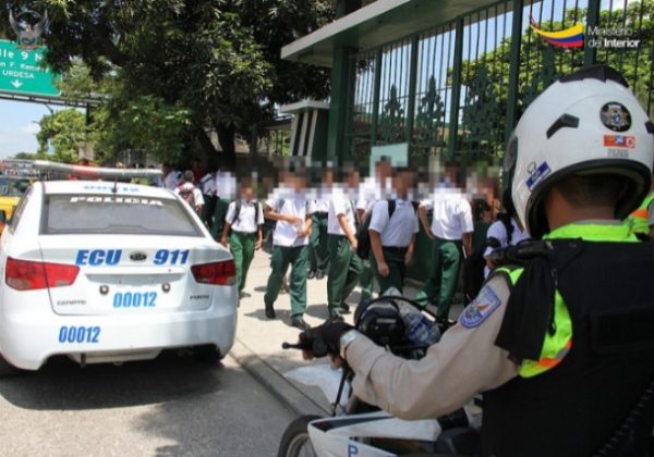 A un menor, de 15 años, lo detuvieron en Portoviejo, Manabí, tras ser encontrado con un arma de fuego tipo cartuchera en su mochila.