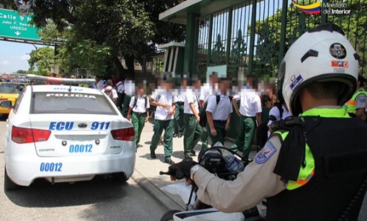 A un menor, de 15 años, lo detuvieron en Portoviejo, Manabí, tras ser encontrado con un arma de fuego tipo cartuchera en su mochila.