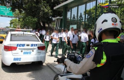 A un menor, de 15 años, lo detuvieron en Portoviejo, Manabí, tras ser encontrado con un arma de fuego tipo cartuchera en su mochila.