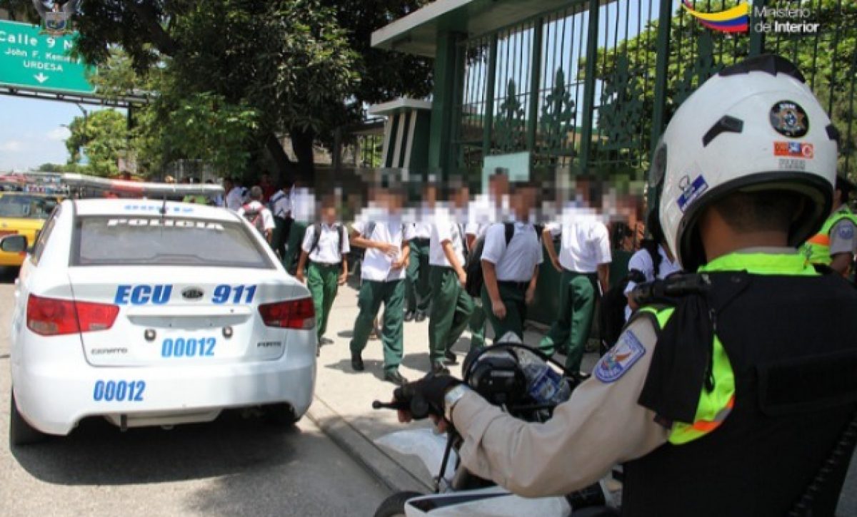 A un menor, de 15 años, lo detuvieron en Portoviejo, Manabí, tras ser encontrado con un arma de fuego tipo cartuchera en su mochila.