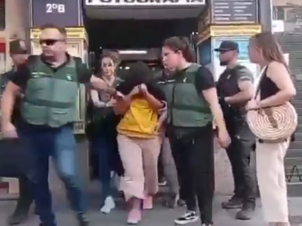 A una mujer de nacionalidad ecuatoriana, de 39 años, identificada como Erika, la detuvo la Guardia Civil en Madrid, España.