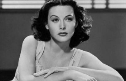 Hedwig Eva Maria Kiesler, conocida como Hedy Lamarr, fue una destacada actriz e inventora austriaca.