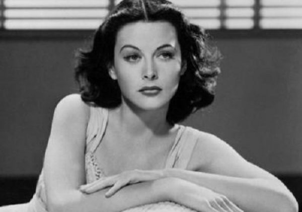 Hedwig Eva Maria Kiesler, conocida como Hedy Lamarr, fue una destacada actriz e inventora austriaca.