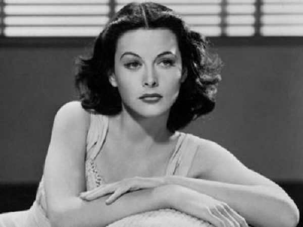 Hedwig Eva Maria Kiesler, conocida como Hedy Lamarr, fue una destacada actriz e inventora austriaca.
