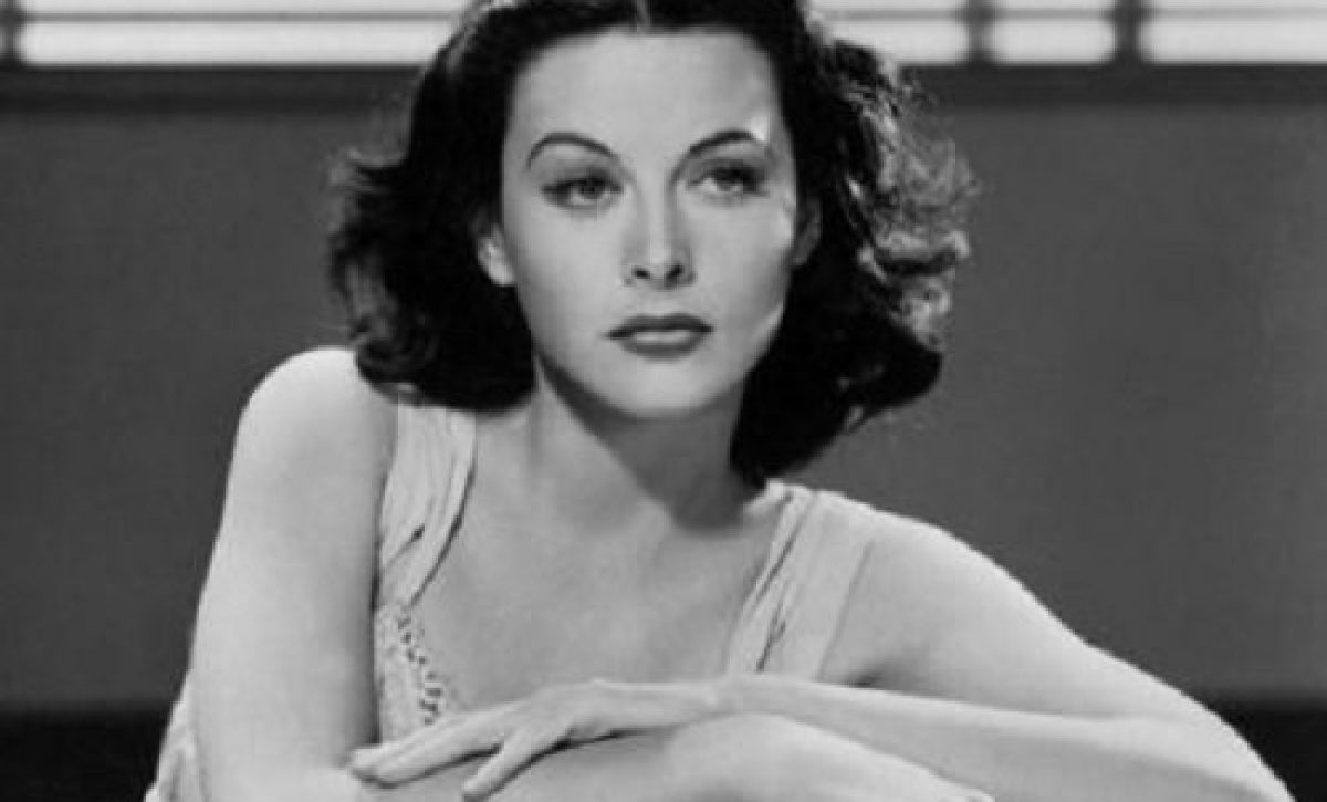 Hedwig Eva Maria Kiesler, conocida como Hedy Lamarr, fue una destacada actriz e inventora austriaca.