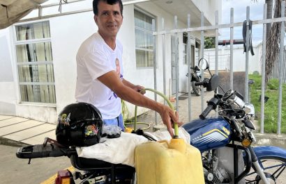 Wilder Bravo acudió a una UPC a llenar dos pomas grandes para llevar agua a su casa.