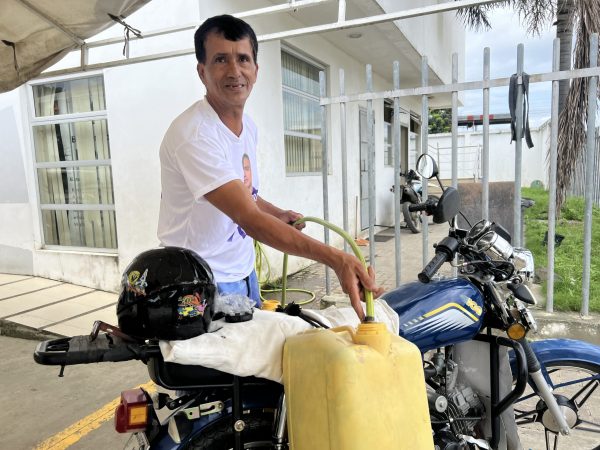 Wilder Bravo acudió a una UPC a llenar dos pomas grandes para llevar agua a su casa.