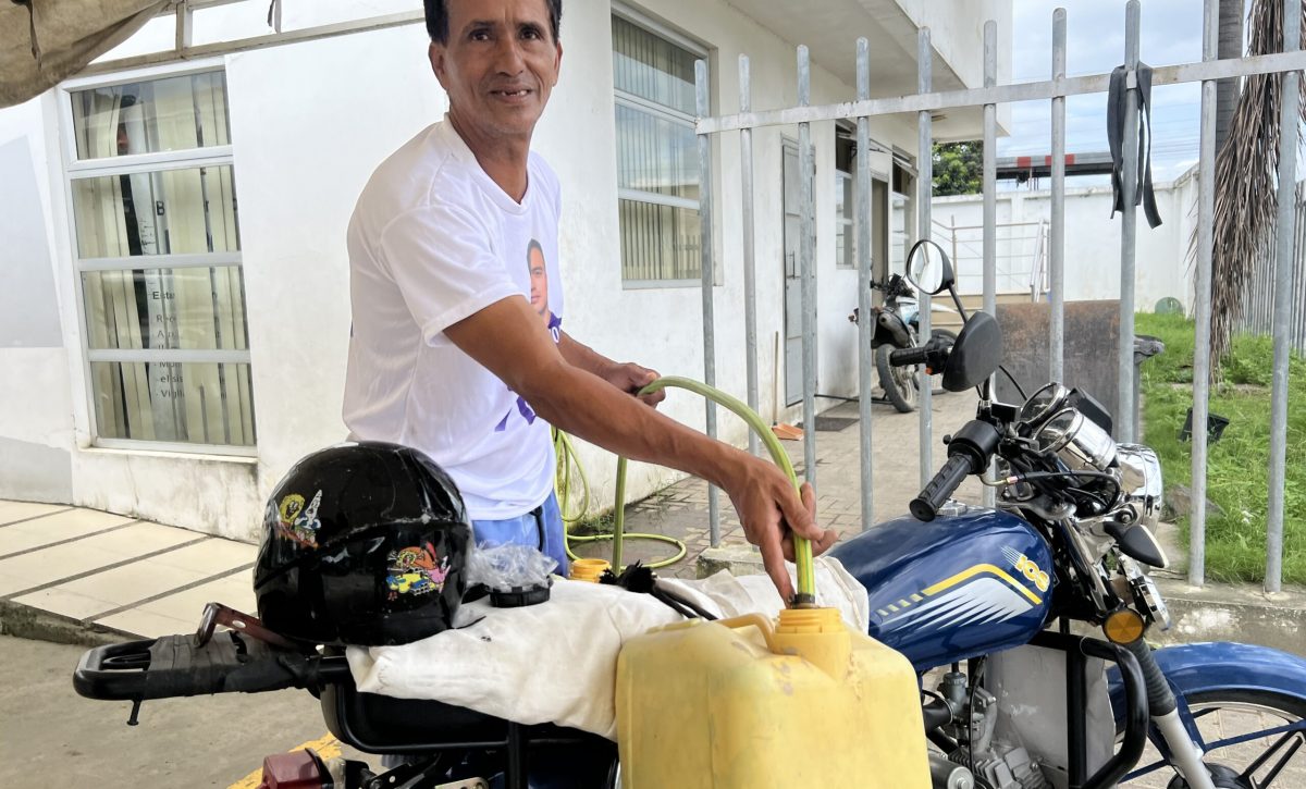 Wilder Bravo acudió a una UPC a llenar dos pomas grandes para llevar agua a su casa.