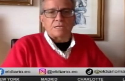 Alberto Acosta Espinosa durante una entrevista en Manavisión Plus