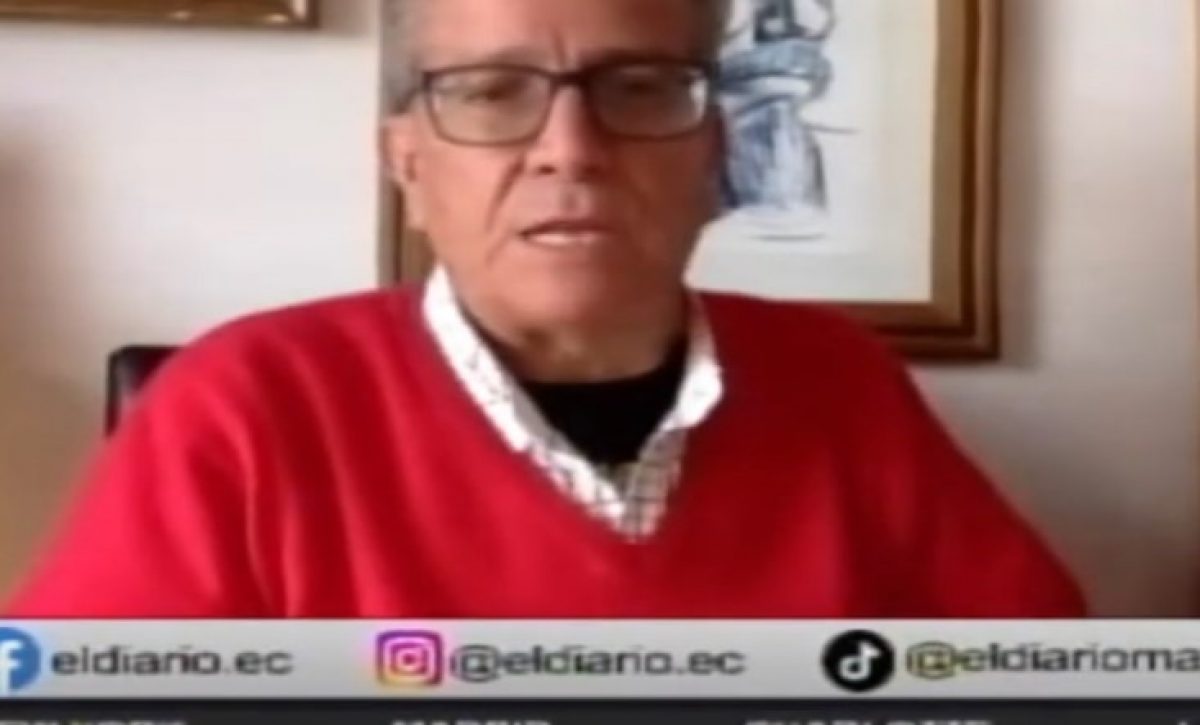 Alberto Acosta Espinosa durante una entrevista en Manavisión Plus