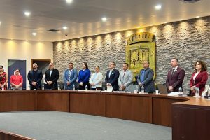 En la última sesión del concejo municipal, se aprobó el viaje del alcalde, a Francia.