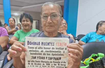 Una invitación de 1996, mostrada por Alida Pachay a la comunidad de Santa Marianita, anunciaba las fiestas de San Pedro y San Pablo.
