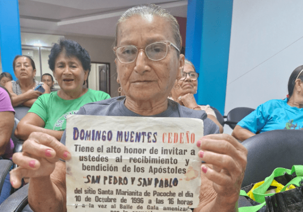 Una invitación de 1996, mostrada por Alida Pachay a la comunidad de Santa Marianita, anunciaba las fiestas de San Pedro y San Pablo.