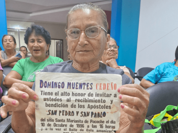 Una invitación de 1996, mostrada por Alida Pachay a la comunidad de Santa Marianita, anunciaba las fiestas de San Pedro y San Pablo.