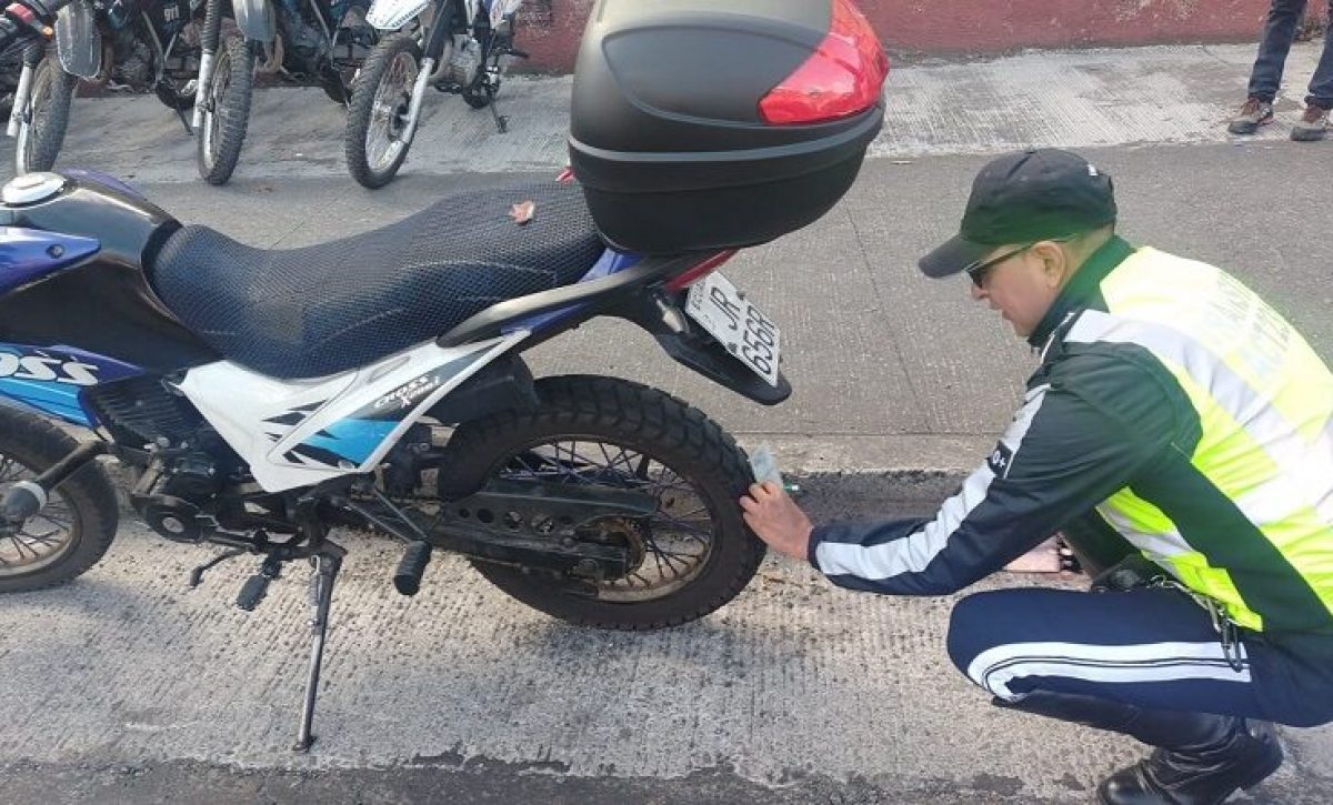 AMT sanciona a 53 motociclistas en operativo de control en el sur de Quito